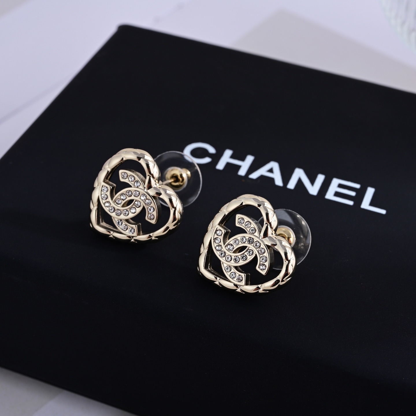 Chanel ZP打版 小香 CHANEL 耳钉 优雅大方精工设计 雕刻 非常修饰脸型 青春活力 看惯了一如既往的耳钉 一眼就被这款吸引了 非常漂亮的颜色搭配 又俏皮