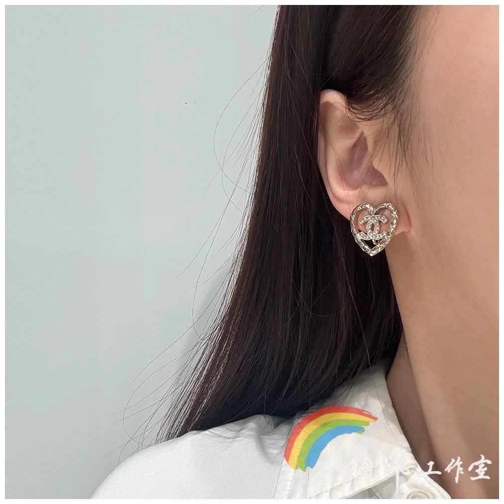 Chanel ZP打版 小香 CHANEL 耳钉 优雅大方精工设计 雕刻 非常修饰脸型 青春活力 看惯了一如既往的耳钉 一眼就被这款吸引了 非常漂亮的颜色搭配 又俏皮