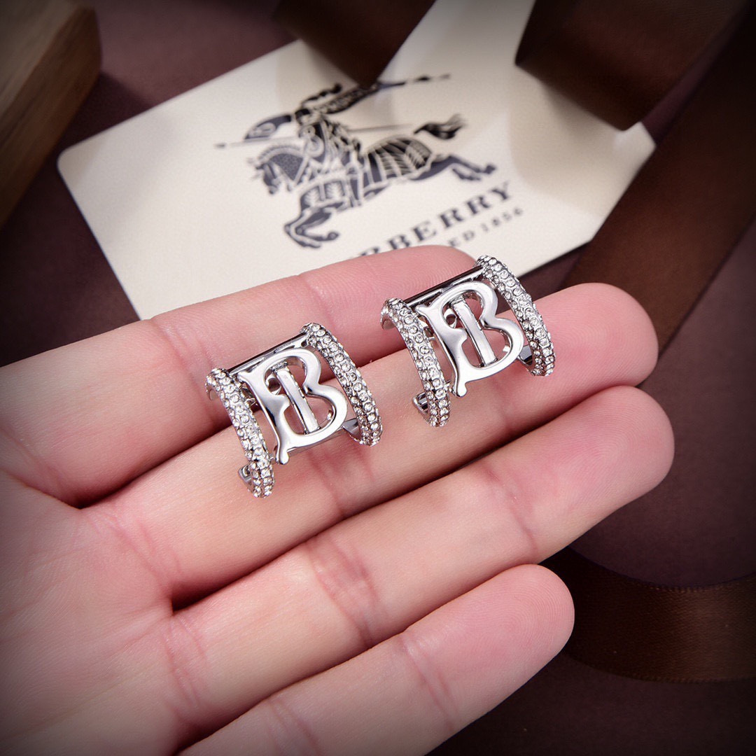 Burberry 耳钉Burberry(中文商标：巴宝丽、帛柏莉)成为了一个最能代表英国的品牌
