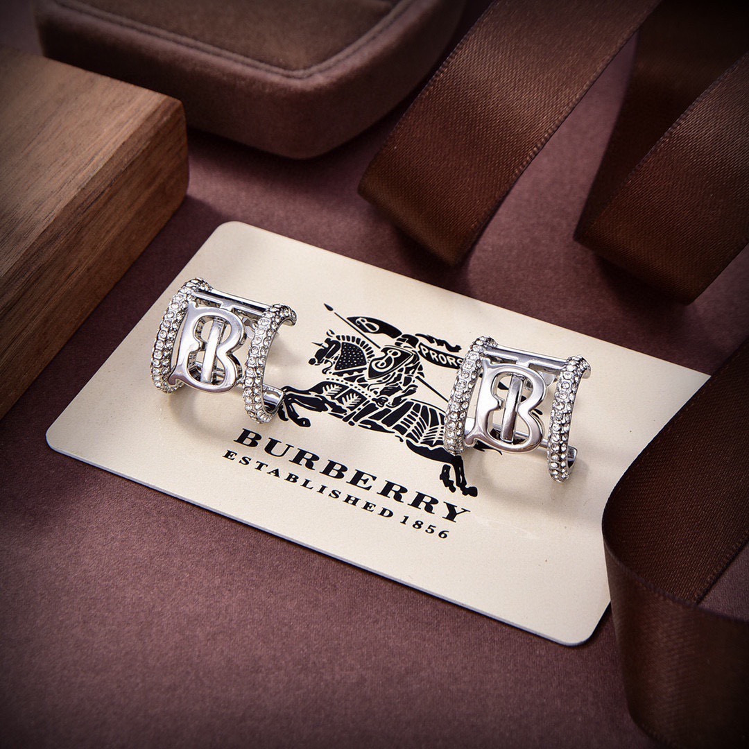 Burberry 耳钉Burberry(中文商标：巴宝丽、帛柏莉)成为了一个最能代表英国的品牌