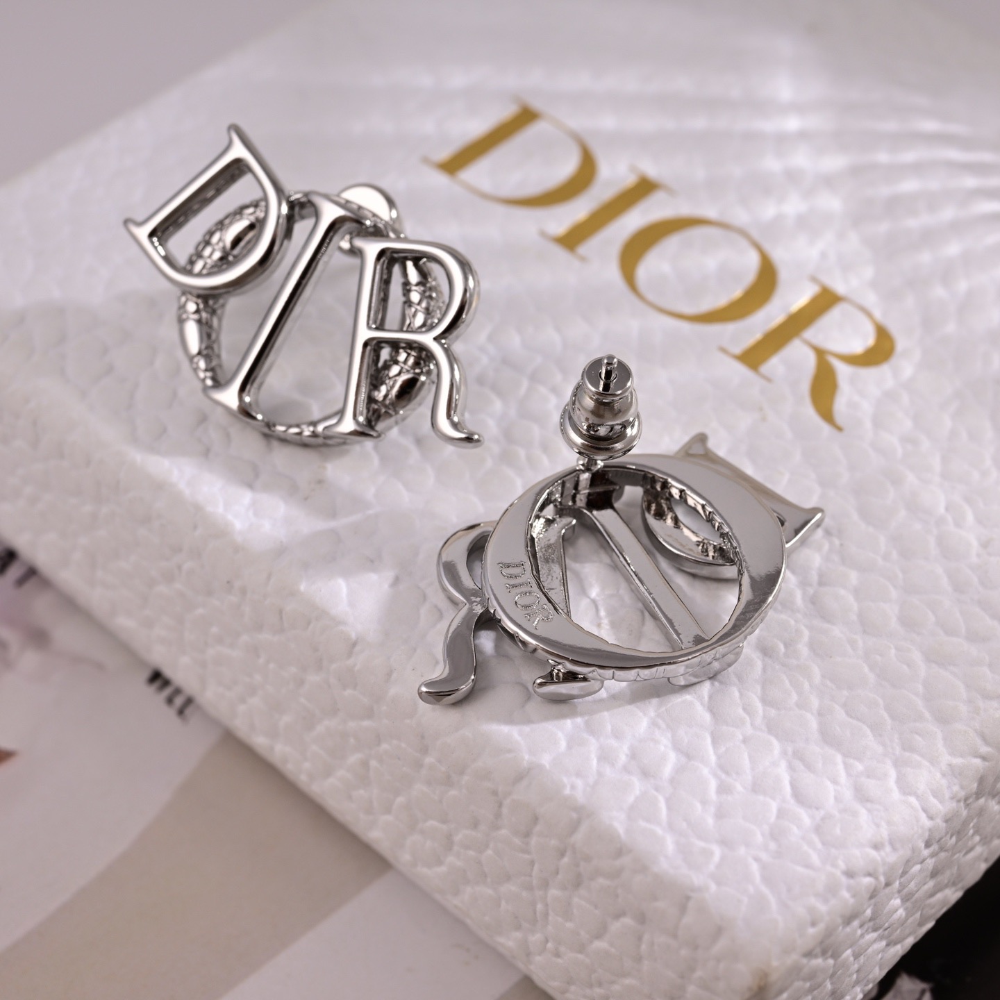 Dior 迪奥 新款 一线 都爱的Dior·迪奥 新品字母DIOR耳环 金属质感逆袭版字母潮范儿抢风头 完全胜任现代年轻人街拍、度假 搭成为夏日最炙手的 单品