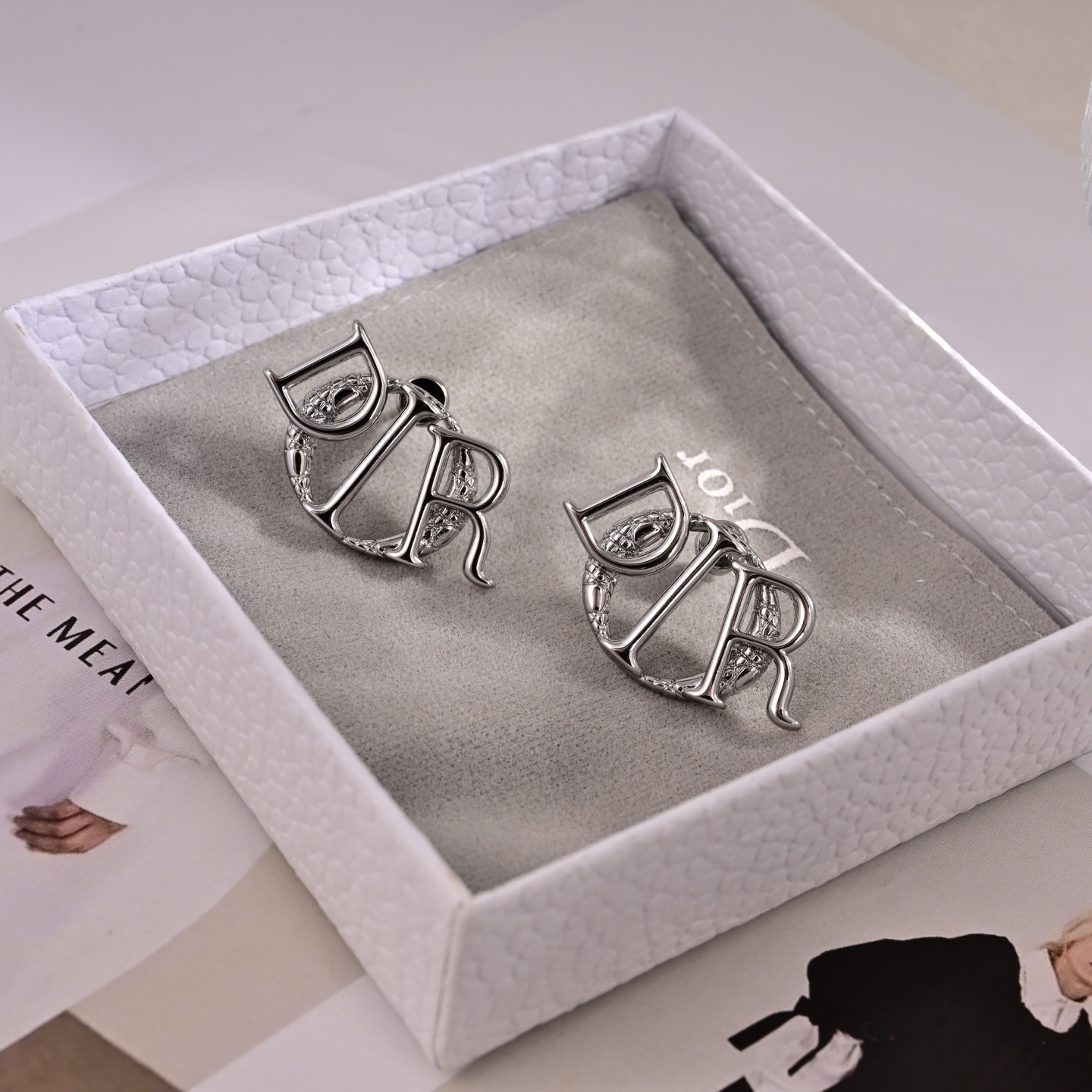 Dior 迪奥 新款 一线 都爱的Dior·迪奥 新品字母DIOR耳环 金属质感逆袭版字母潮范儿抢风头 完全胜任现代年轻人街拍、度假 搭成为夏日最炙手的 单品
