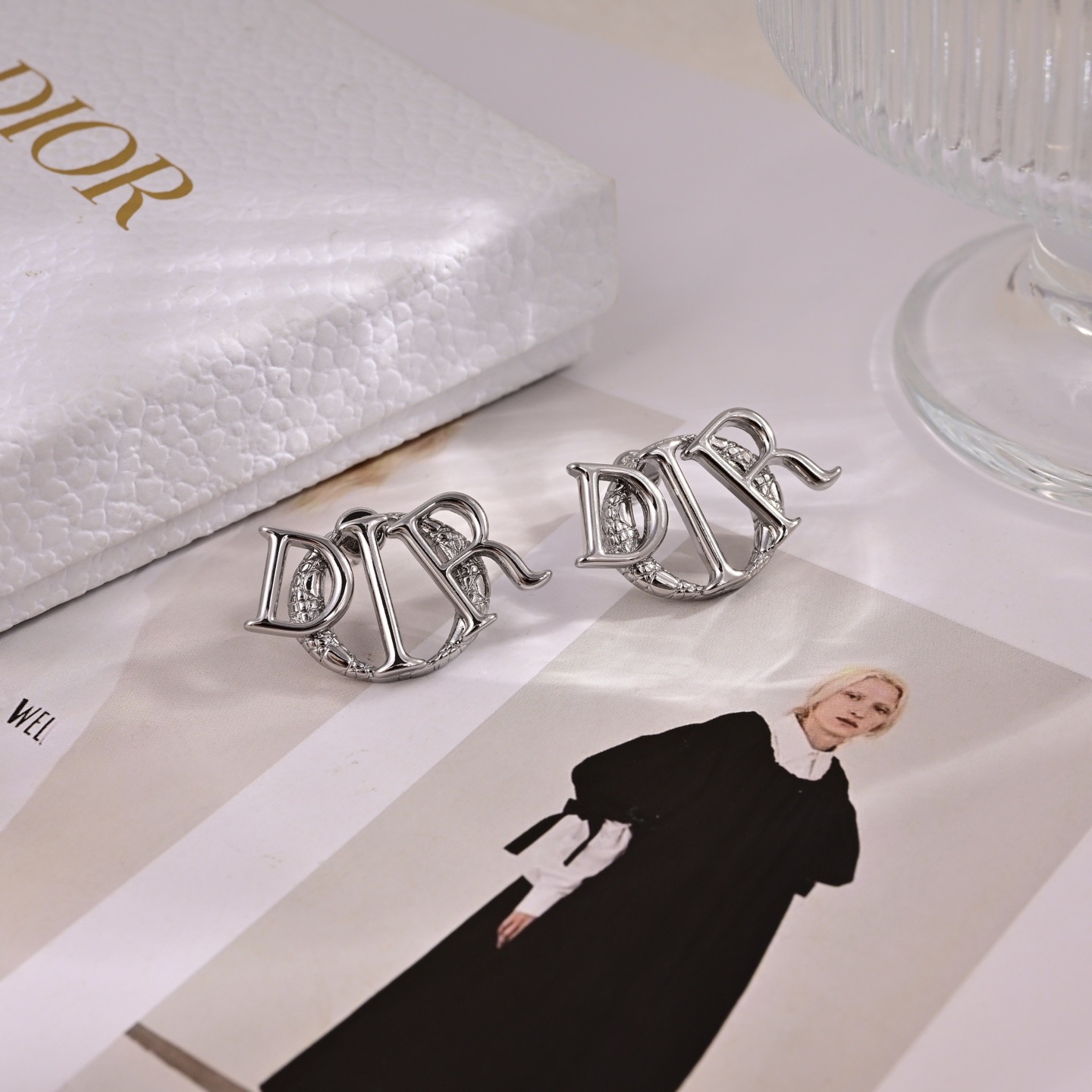 Dior 迪奥 新款 一线 都爱的Dior·迪奥 新品字母DIOR耳环 金属质感逆袭版字母潮范儿抢风头 完全胜任现代年轻人街拍、度假 搭成为夏日最炙手的 单品