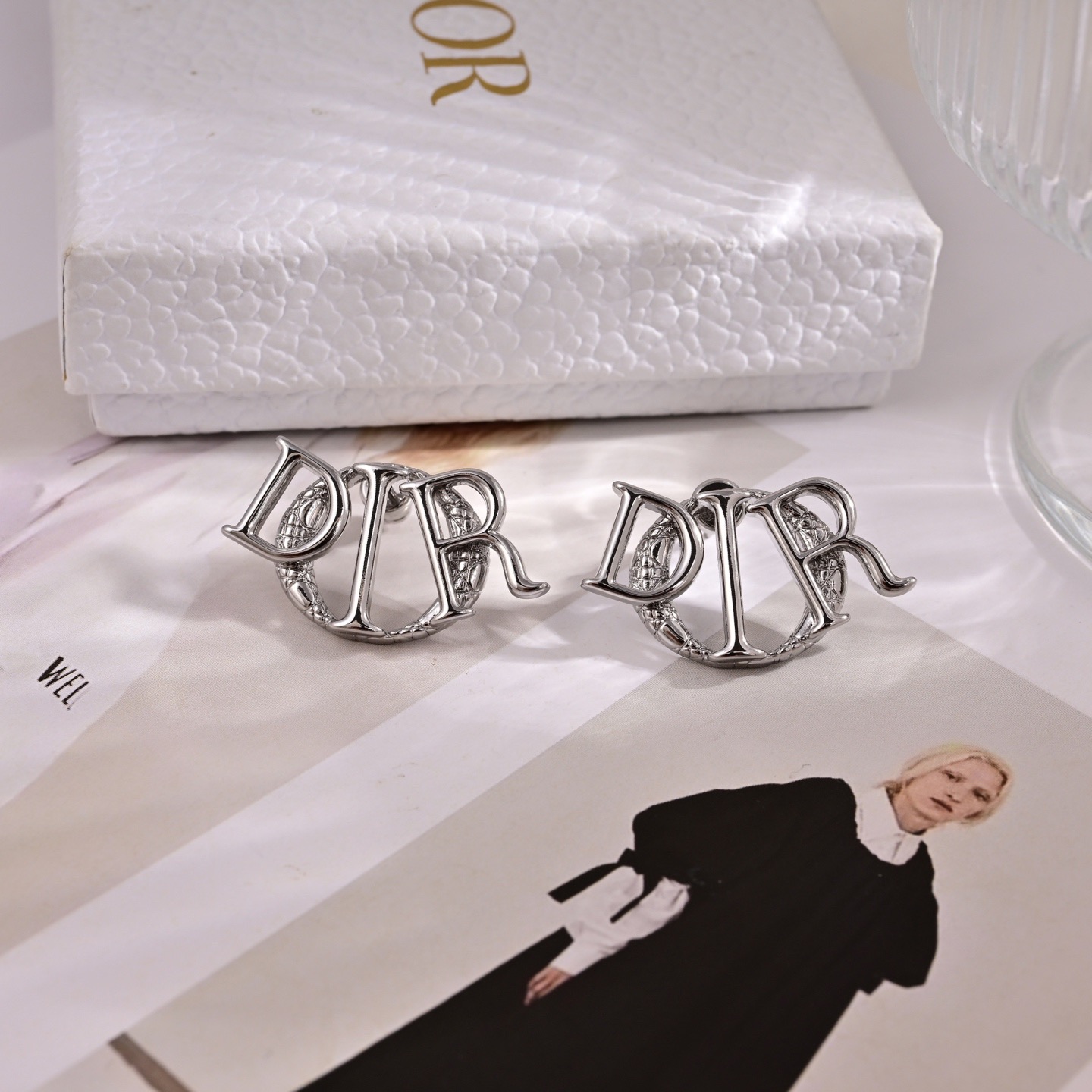 Dior 迪奥 新款 一线 都爱的Dior·迪奥 新品字母DIOR耳环 金属质感逆袭版字母潮范儿抢风头 完全胜任现代年轻人街拍、度假 搭成为夏日最炙手的 单品