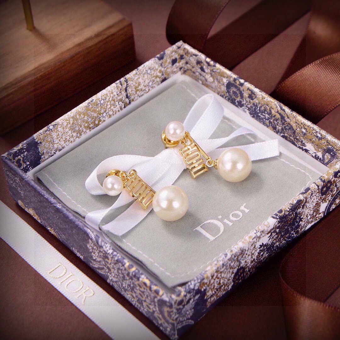 Dior Dior 迪奥 耳环 新款上市 美得不要不要的 唯美 浪漫 火爆小红书 精选zp一致材质 超 nice