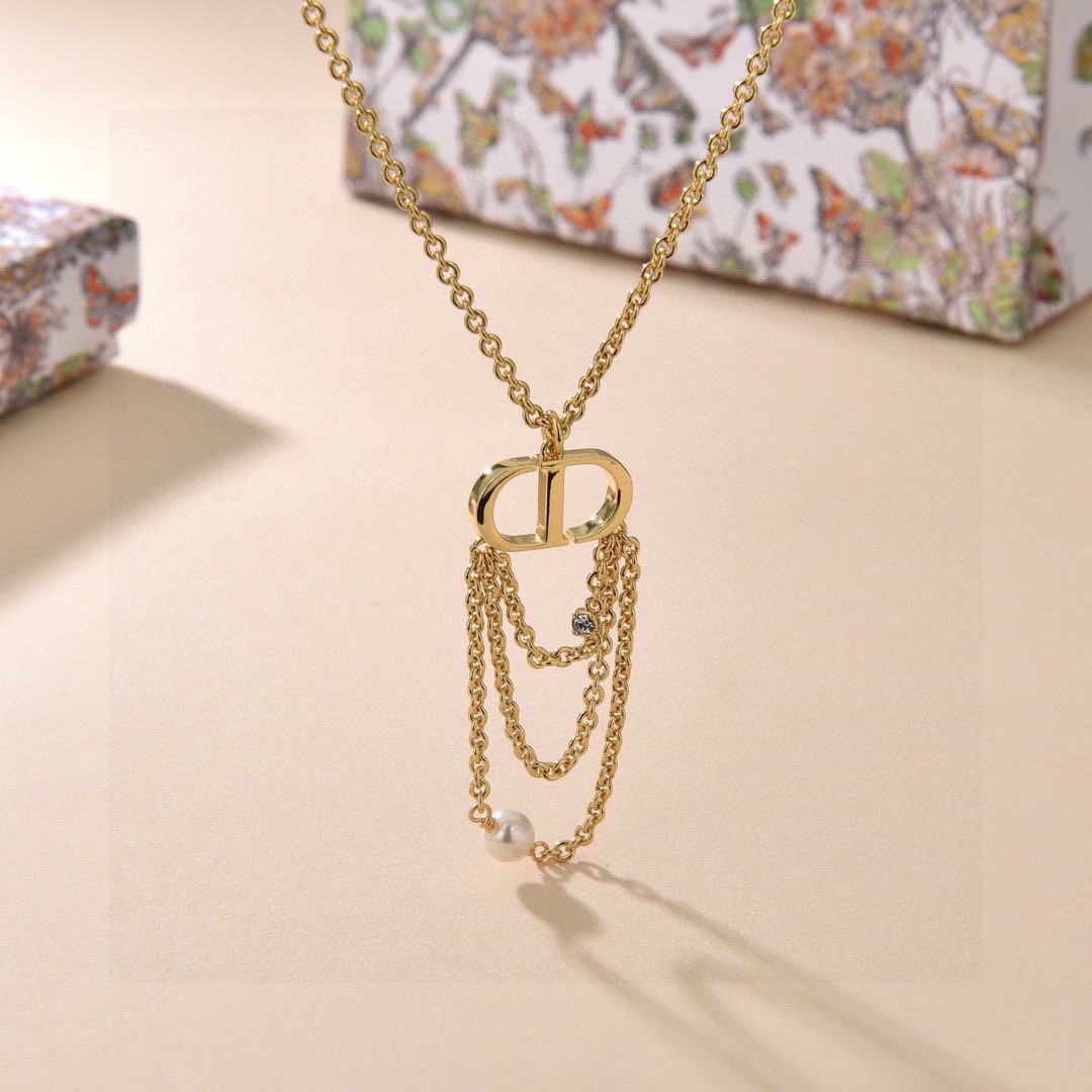 ❤️Dior 👼Dior, la gran marca que todos aman, nuevo collar con letras. La versión metálica inversa de las letras de moda…