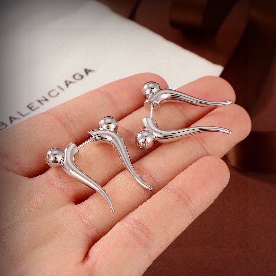 Balenciaga 新品 巴黎世家 Balenciaga 新款耳钉 一致黄铜材质电镀18k金 火 设计独特 前卫 美女