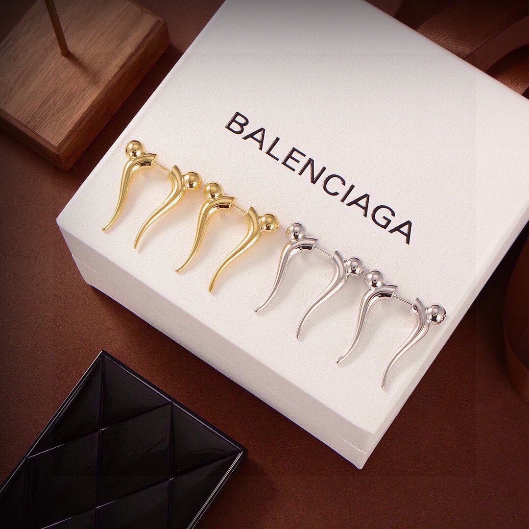Balenciaga 新品 巴黎世家 Balenciaga 新款耳钉 一致黄铜材质电镀18k金 火 设计独特 前卫 美女
