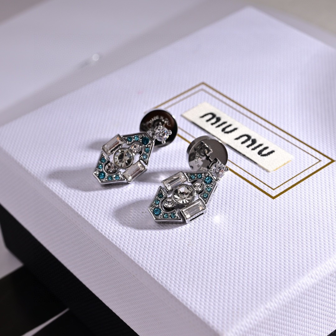 Miu Miu 新品 新款miumiu字母耳钉 一致黄铜材质 有质感