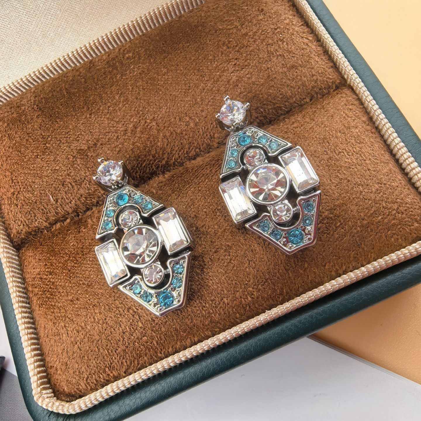 Miu Miu 新品 新款miumiu字母耳钉 一致黄铜材质 有质感