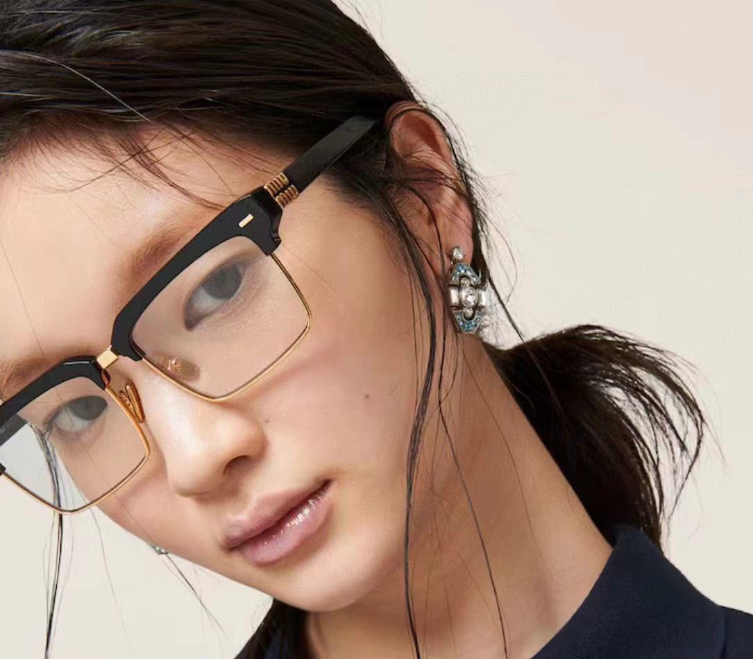 Miu Miu 新品 新款miumiu字母耳钉 一致黄铜材质 有质感