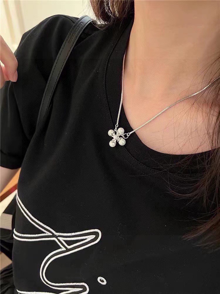 Celine Celine 新款珍珠项链 与众不同的设计 个性十足 颠覆你对传统耳环的印象 使其魅力爆灯