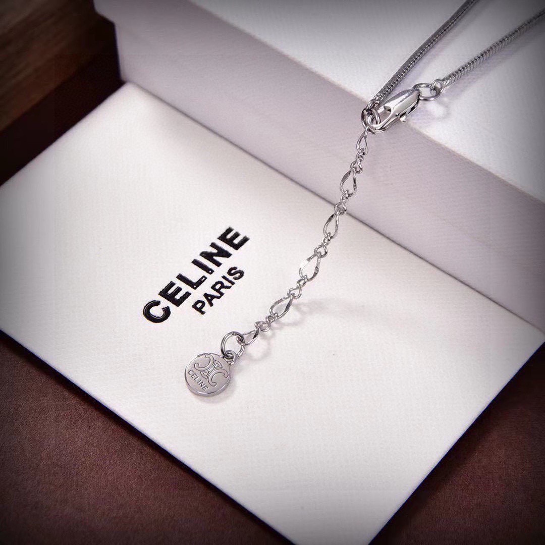 Celine Celine 新款珍珠项链 与众不同的设计 个性十足 颠覆你对传统耳环的印象 使其魅力爆灯