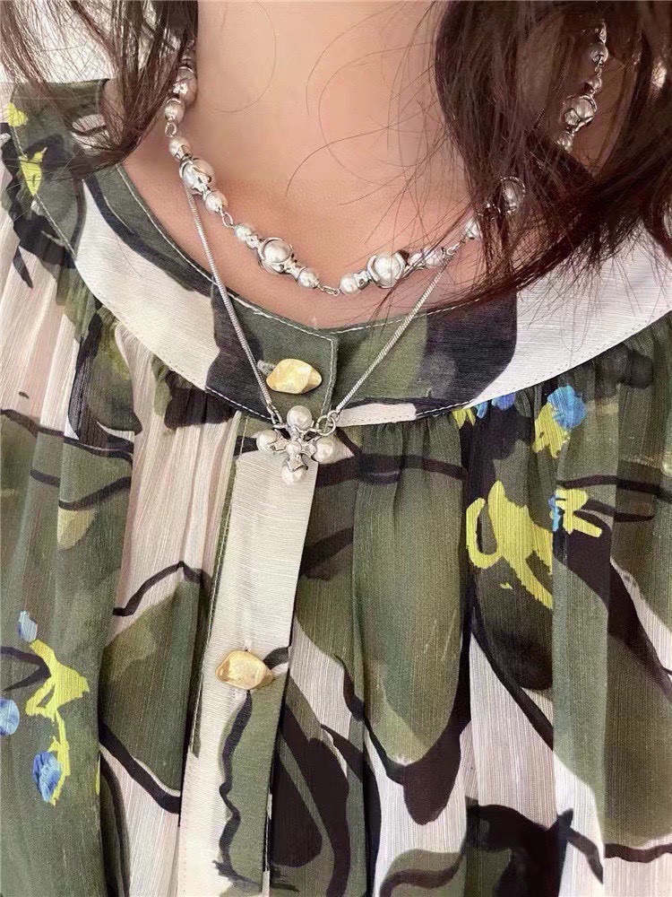 Celine Celine 新款珍珠项链 与众不同的设计 个性十足 颠覆你对传统耳环的印象 使其魅力爆灯