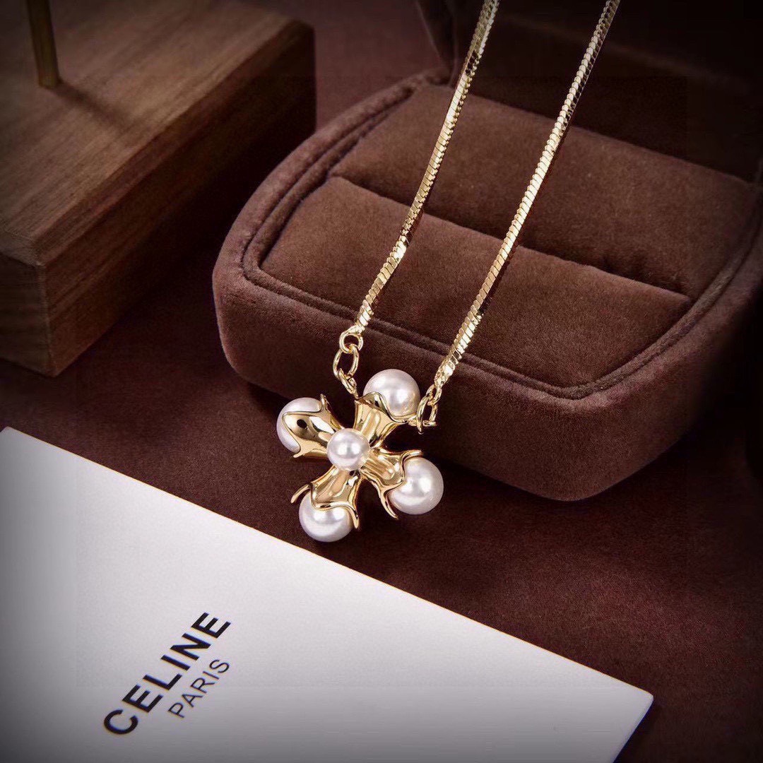 Celine Celine 新款珍珠项链 与众不同的设计 个性十足 颠覆你对传统耳环的印象 使其魅力爆灯