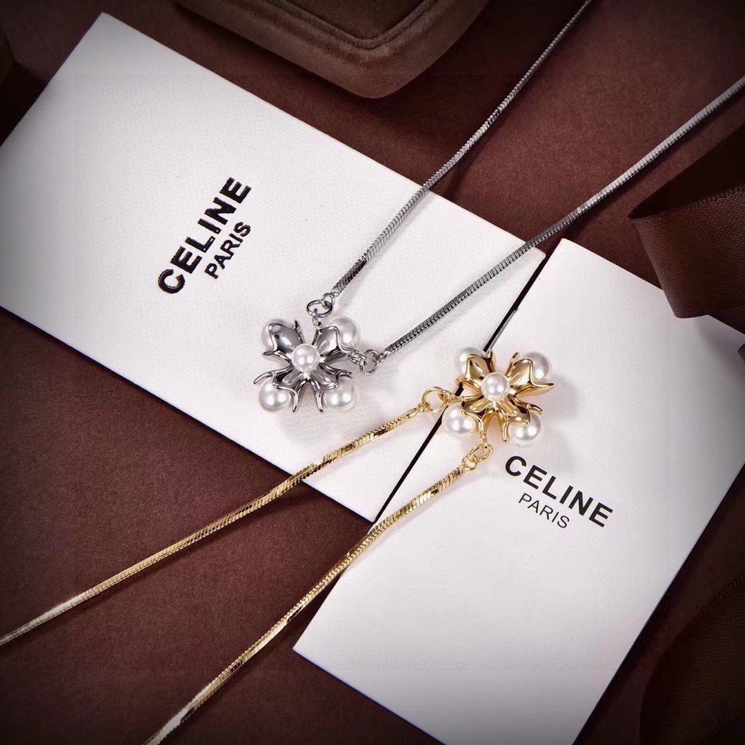 Celine Celine 新款珍珠项链 与众不同的设计 个性十足 颠覆你对传统耳环的印象 使其魅力爆灯