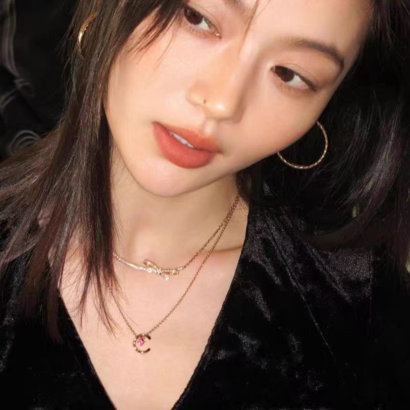 Chanel ZP打版 小香 CHANEL 项链 优雅大方精工设计 雕刻 非常修饰脸型 青春活力 看惯了一如既往的项链 一眼就被这款吸引了 非常漂亮的颜色搭配 又俏皮