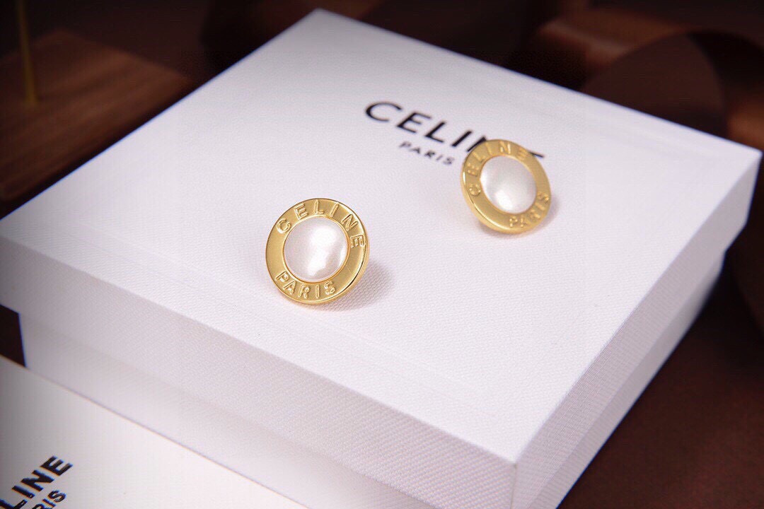 Celine Celine 新款珍珠耳钉 与众不同的设计 个性十足 颠覆你对传统耳环的印象 使其魅力爆灯
