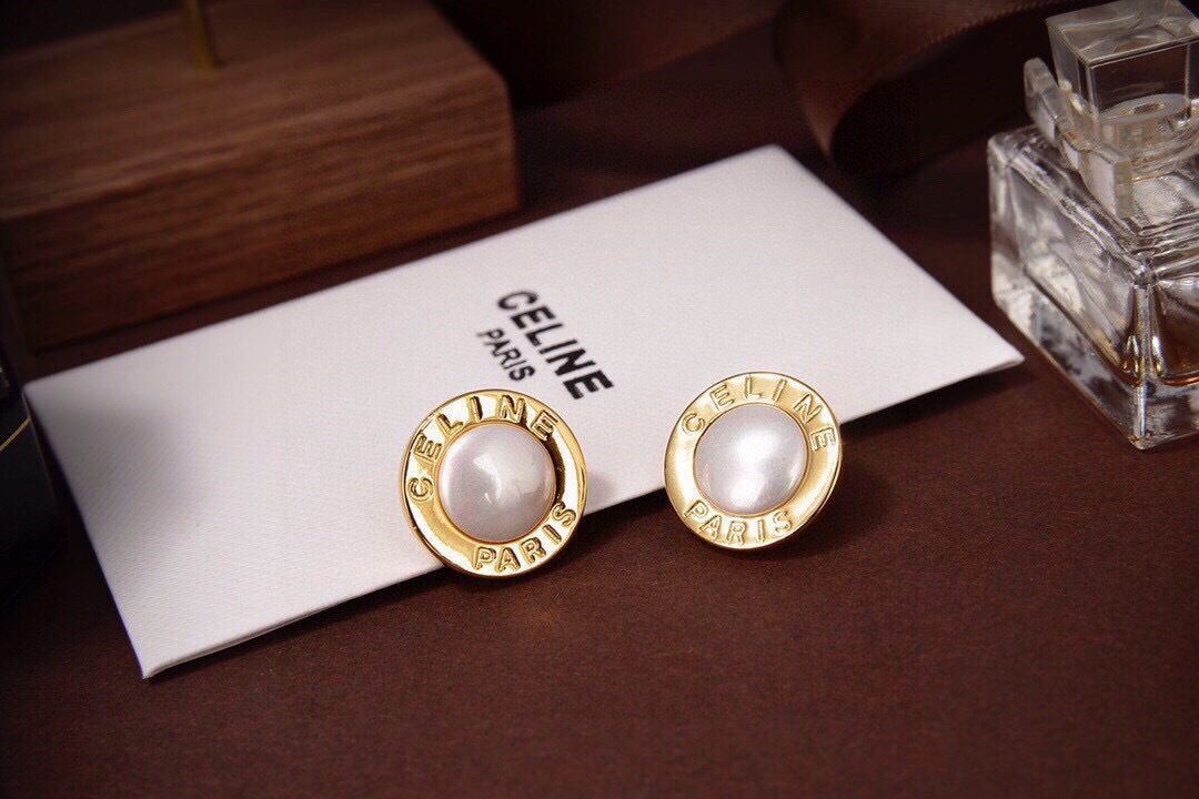 Celine Celine 新款珍珠耳钉 与众不同的设计 个性十足 颠覆你对传统耳环的印象 使其魅力爆灯