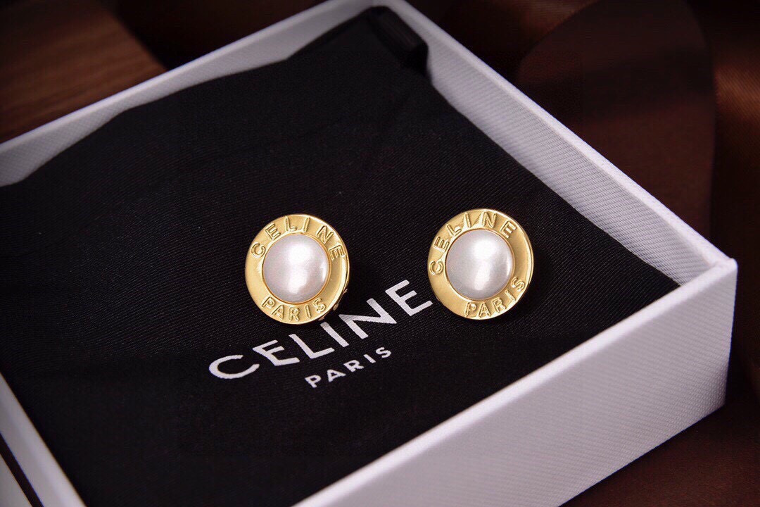 Celine Celine 新款珍珠耳钉 与众不同的设计 个性十足 颠覆你对传统耳环的印象 使其魅力爆灯