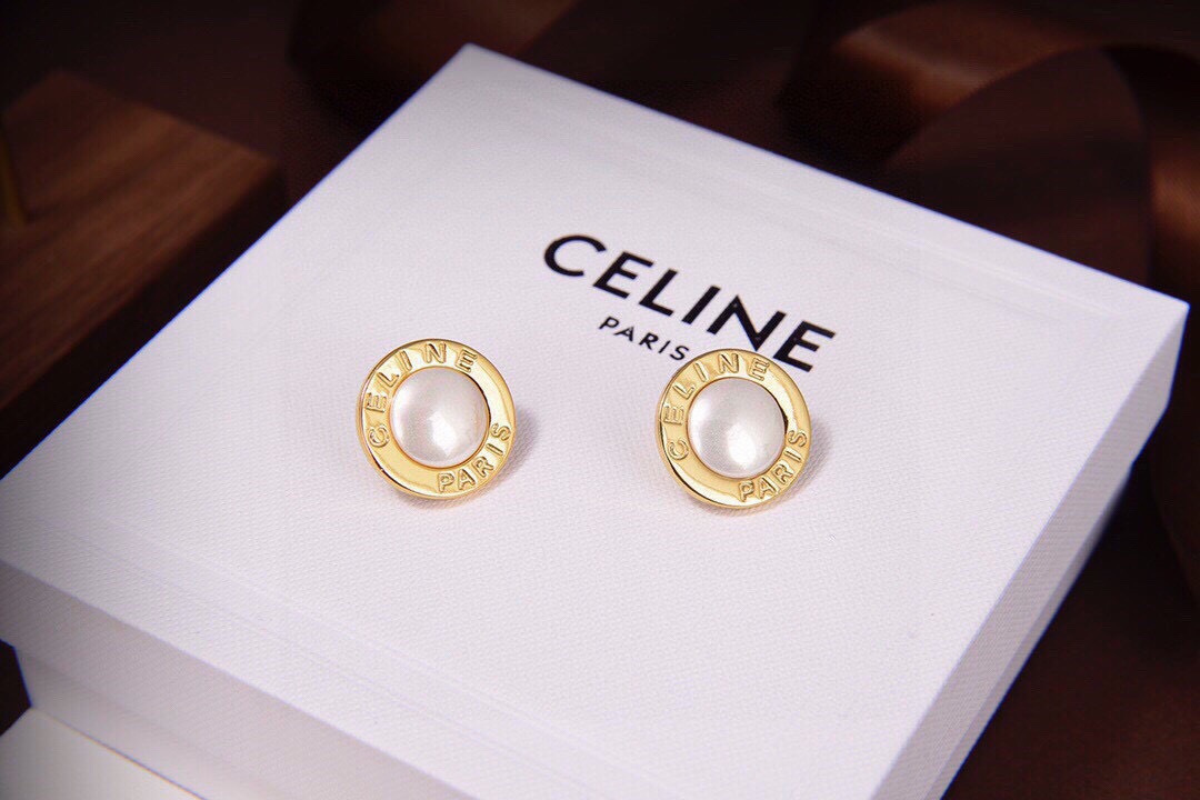 Celine Celine 新款珍珠耳钉 与众不同的设计 个性十足 颠覆你对传统耳环的印象 使其魅力爆灯