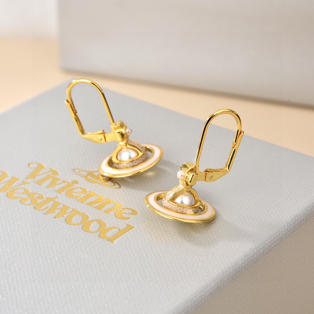 Vivienne Westwood 英国代购 Vivienne Westwood薇薇安西太后土星 耳钉 优雅大方精工设计 非常修饰脸型 青春活力 一眼就被这款吸引了 非常漂亮的颜色搭配 又俏皮