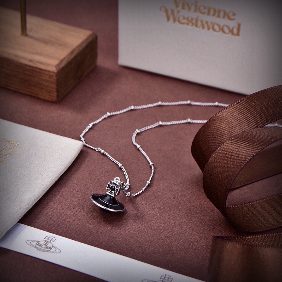 Vivienne Westwood 英国代购 Vivienne Westwood薇薇安西太后土星 项链 优雅大方精工设计 非常修饰脸型 青春活力 一眼就被这款吸引了 非常漂亮的颜色搭配 又俏皮