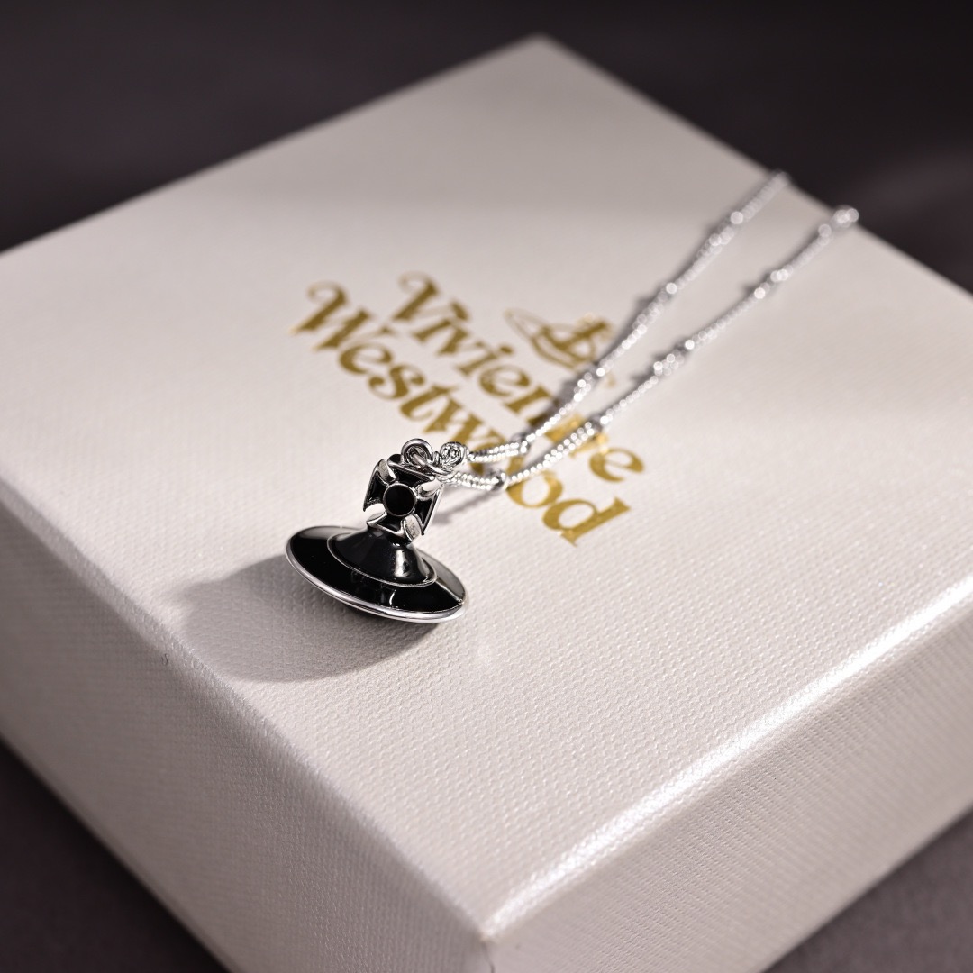 Vivienne Westwood 英国代购 Vivienne Westwood薇薇安西太后土星 项链 优雅大方精工设计 非常修饰脸型 青春活力 一眼就被这款吸引了 非常漂亮的颜色搭配 又俏皮