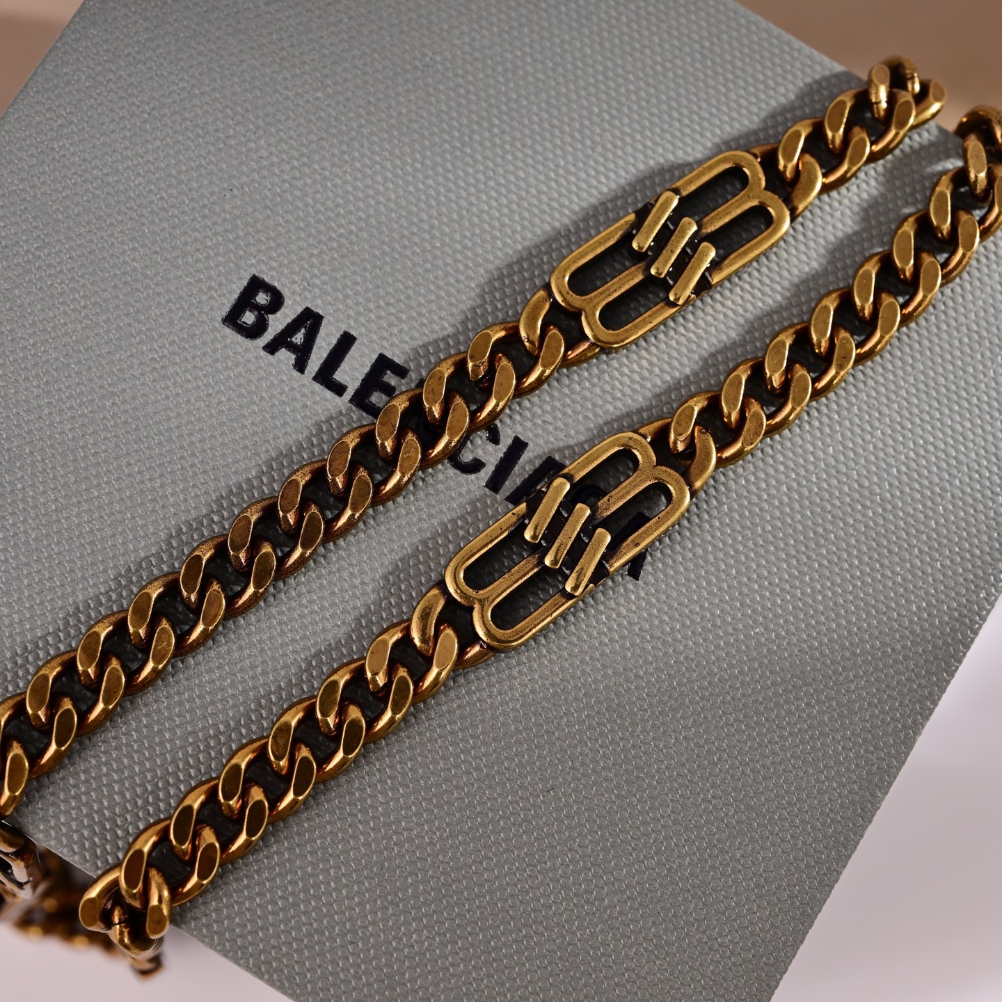 Balenciaga 新品 巴黎世家 Balenciaga 新款项链 一致黄铜材质。 火 设计独特 前卫 美女