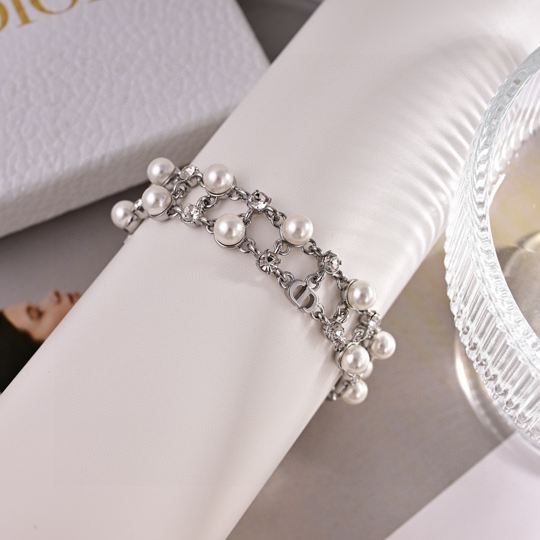 Dior 迪奥 新款 一线 都爱的Dior·迪奥 新品珍珠手链 金属质感逆袭版字母潮范儿抢风头 完全胜任现代年轻人街拍、度假 搭成为夏日最炙手的 单品