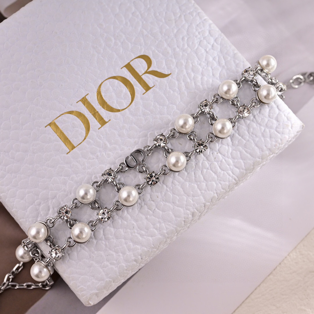 Dior 迪奥 新款 一线 都爱的Dior·迪奥 新品珍珠手链 金属质感逆袭版字母潮范儿抢风头 完全胜任现代年轻人街拍、度假 搭成为夏日最炙手的 单品