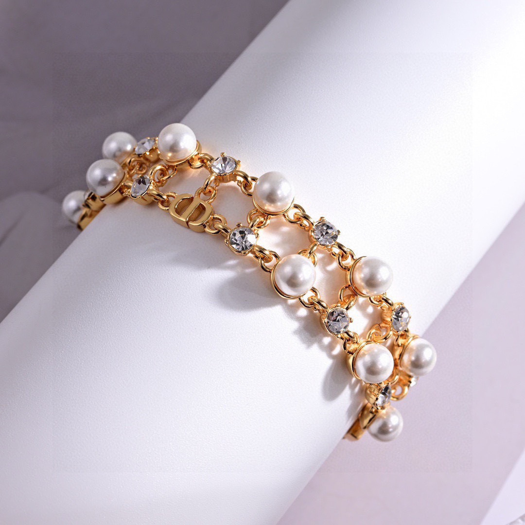 Dior 迪奥 新款 一线 都爱的Dior·迪奥 新品珍珠手链 金属质感逆袭版字母潮范儿抢风头 完全胜任现代年轻人街拍、度假 搭成为夏日最炙手的 单品