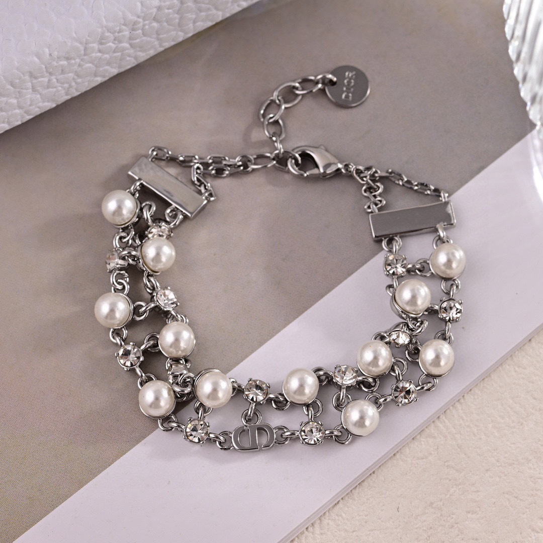 Dior 迪奥 新款 一线 都爱的Dior·迪奥 新品珍珠手链 金属质感逆袭版字母潮范儿抢风头 完全胜任现代年轻人街拍、度假 搭成为夏日最炙手的 单品