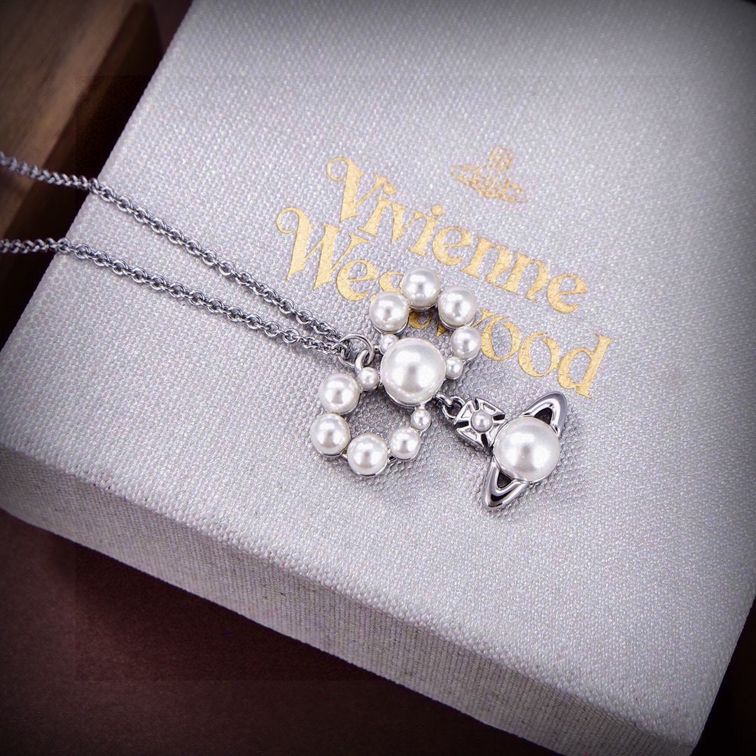Vivienne Westwood 英国代购 Vivienne Westwood薇薇安西太后土星 项链 优雅大方精工设计 非常修饰脸型 青春活力 一眼就被这款吸引了 非常漂亮的颜色搭配 又俏皮