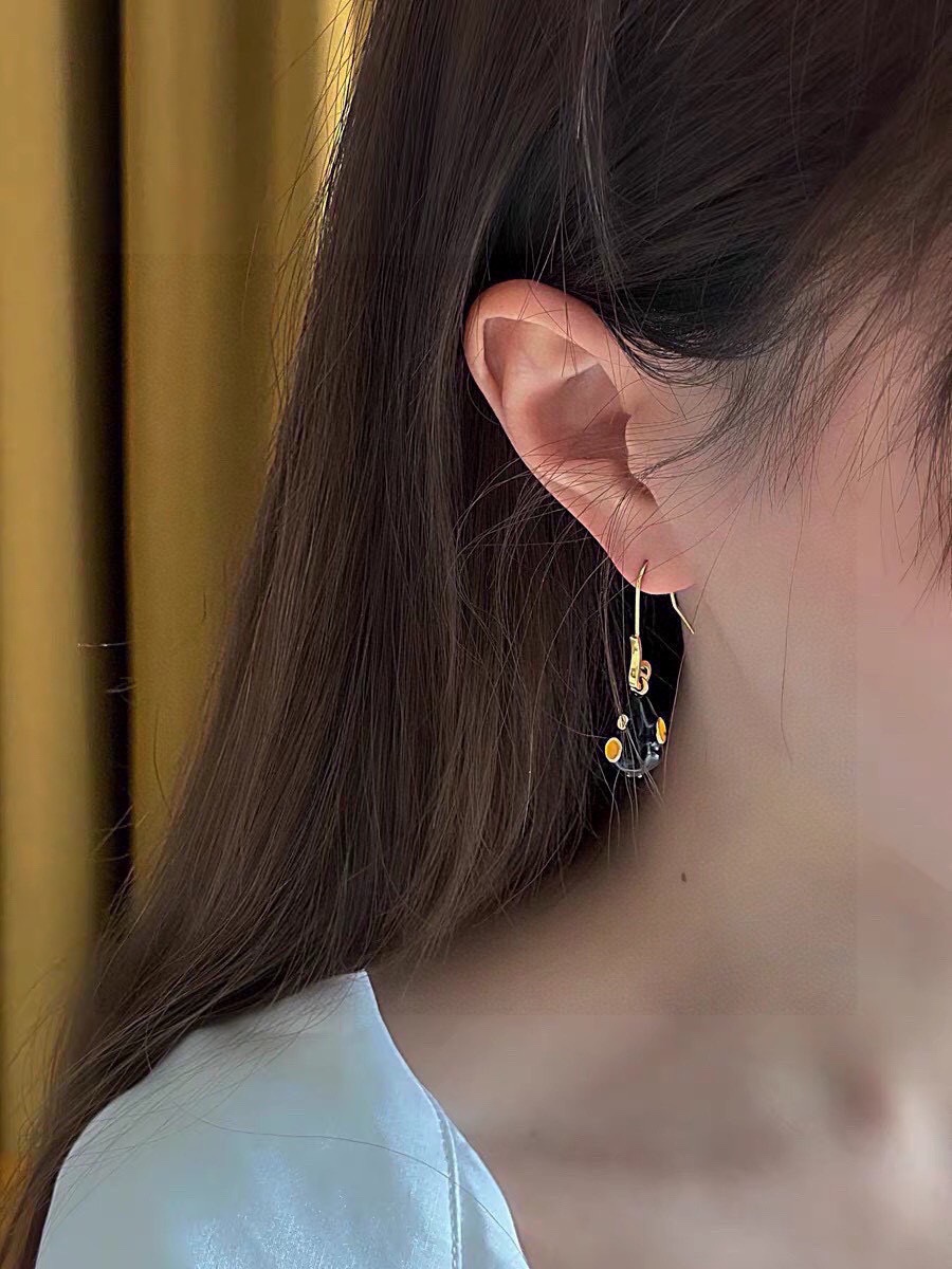 Bottega Veneta BOTTEGA VENENTA 新款BV耳环 与众不同的设计 个性十足 颠覆你对传统耳环的印象 使其魅力爆灯