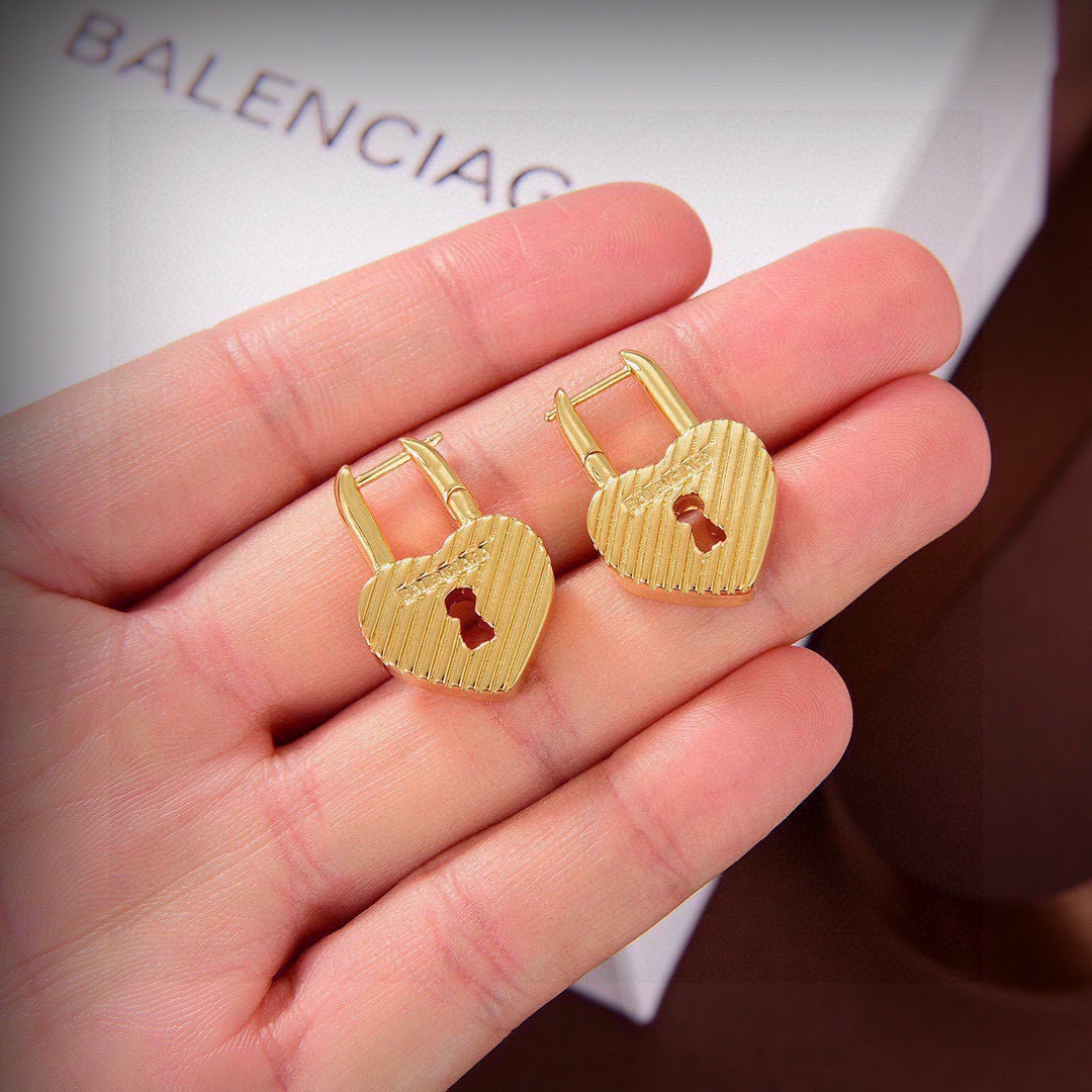 Balenciaga 新品 巴黎世家 Balenciaga 新款耳环 一致黄铜材质电镀18k金 火 设计独特 前卫 美女