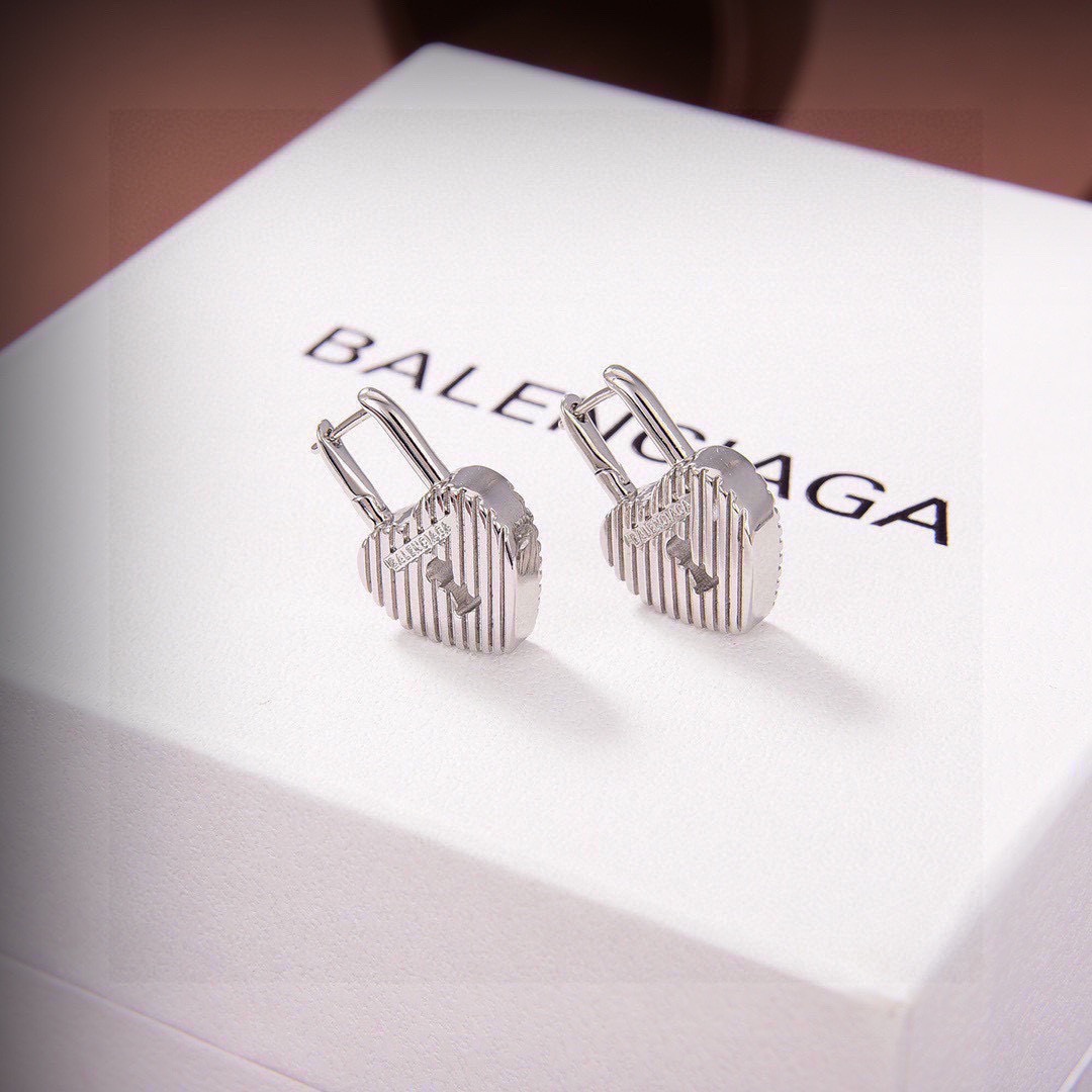 Balenciaga 新品 巴黎世家 Balenciaga 新款耳环 一致黄铜材质电镀18k金 火 设计独特 前卫 美女