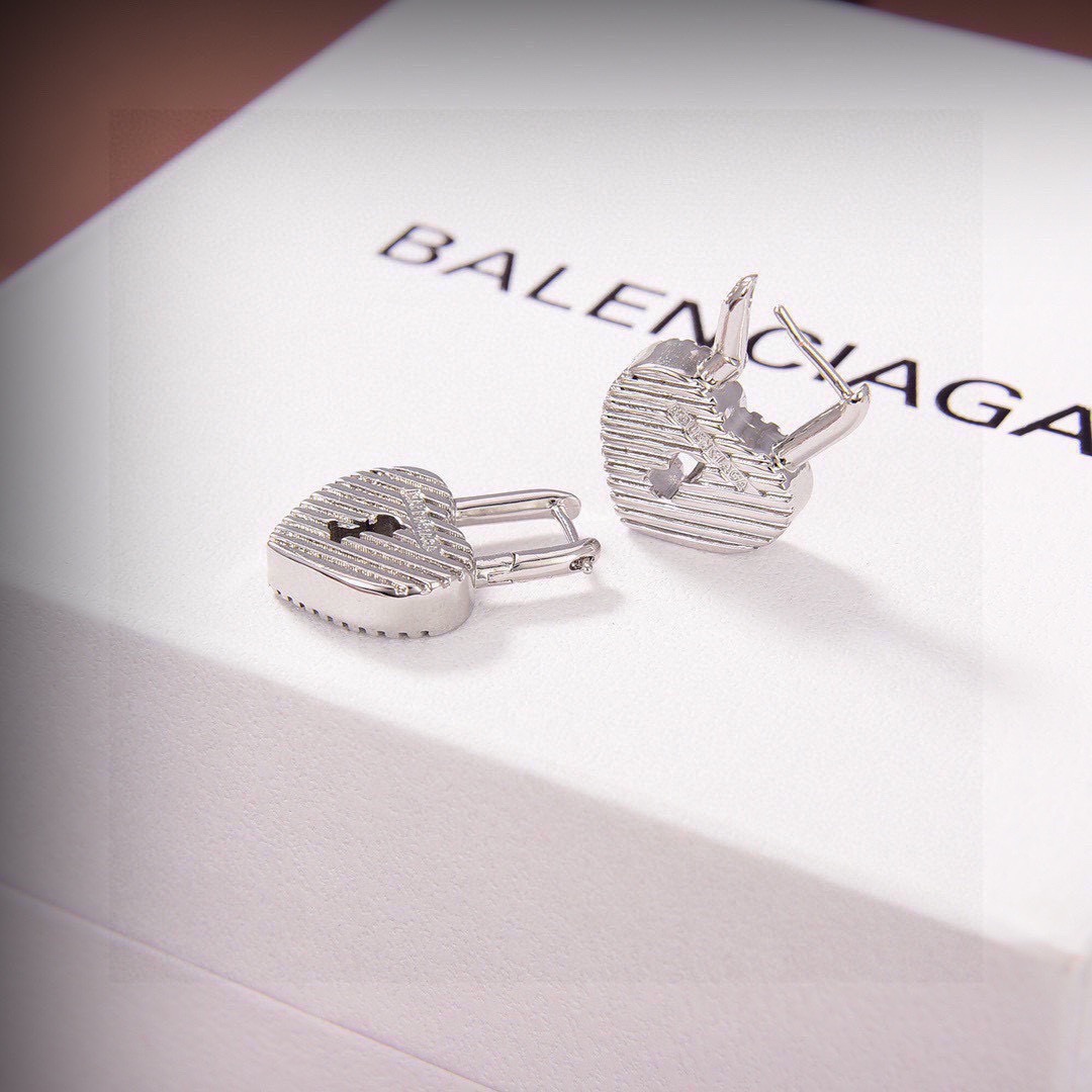 Balenciaga 新品 巴黎世家 Balenciaga 新款耳环 一致黄铜材质电镀18k金 火 设计独特 前卫 美女