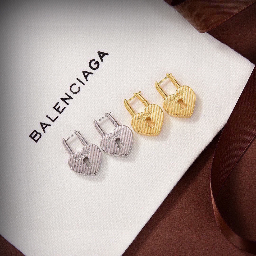Balenciaga 新品 巴黎世家 Balenciaga 新款耳环 一致黄铜材质电镀18k金 火 设计独特 前卫 美女