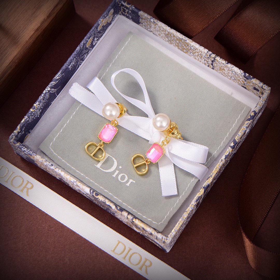 Dior 新款DIOR迪奥耳钉 一致黄铜材质 有质感