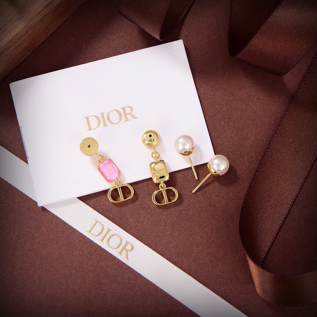 Dior 新款DIOR迪奥耳钉 一致黄铜材质 有质感
