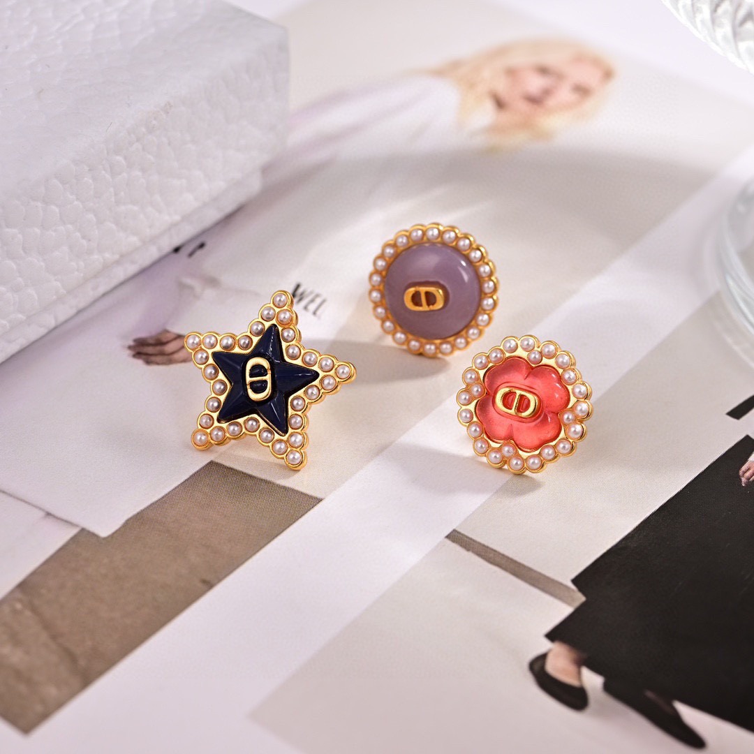 Dior 迪奥 新款 一线 都爱的Dior·迪奥 新品字母耳环 金属质感逆袭版字母潮范儿抢风头 完全胜任现代年轻人街拍、度假 搭成为夏日最炙手的 单品