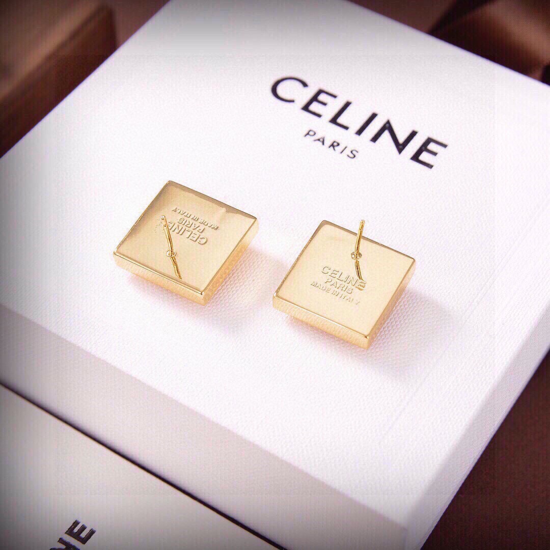 ❤️Celine 新款金色星球耳钉 与众不同的设计 个性十足 颠覆你对传统耳环的印象 使其魅力爆灯