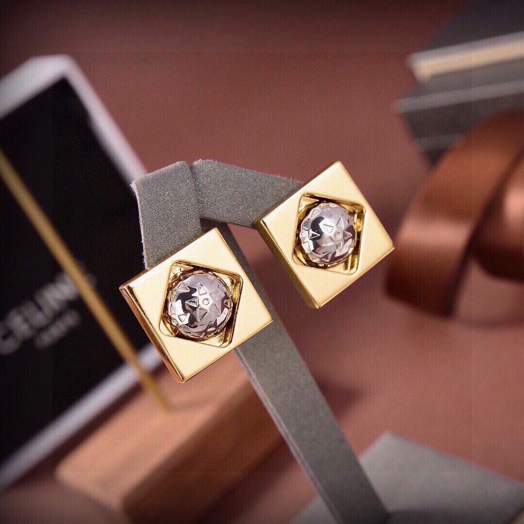 ❤️Celine 新款金色星球耳钉 与众不同的设计 个性十足 颠覆你对传统耳环的印象 使其魅力爆灯