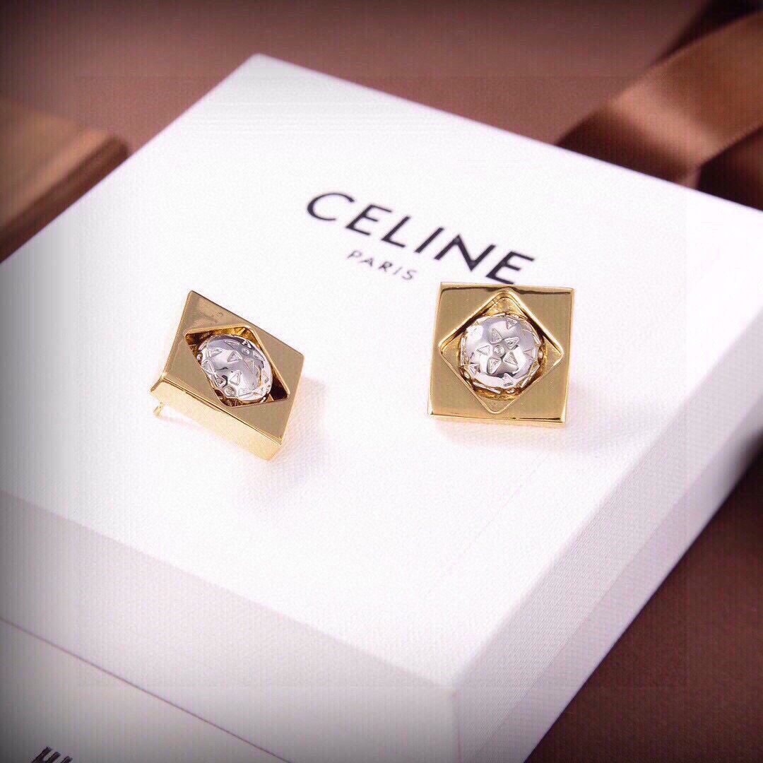 ❤️Celine 新款金色星球耳钉 与众不同的设计 个性十足 颠覆你对传统耳环的印象 使其魅力爆灯