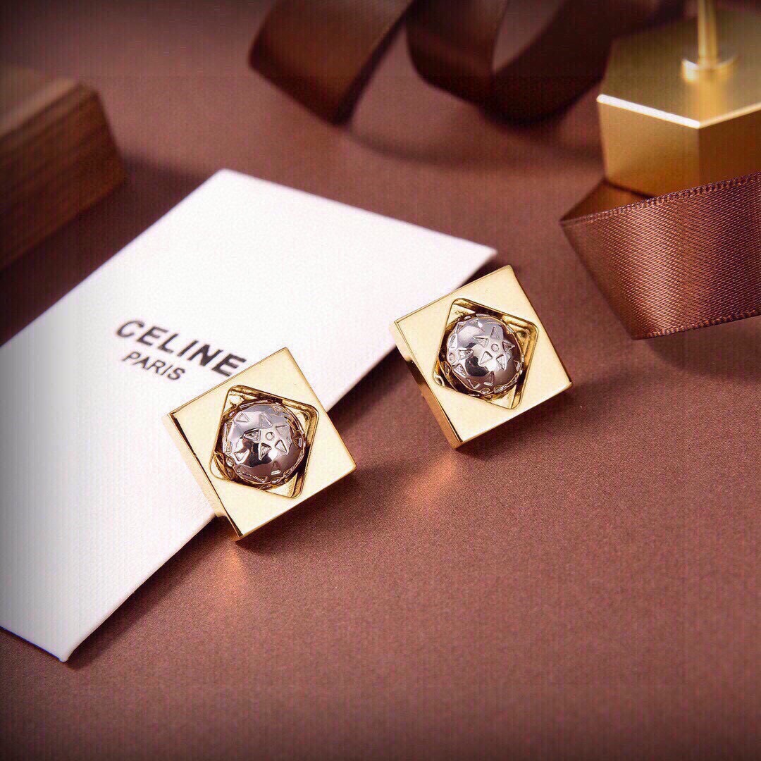 ❤️Celine 新款金色星球耳钉 与众不同的设计 个性十足 颠覆你对传统耳环的印象 使其魅力爆灯