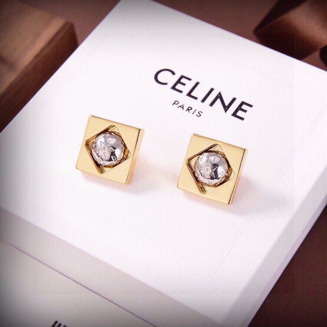 ❤️Celine 新款金色星球耳钉 与众不同的设计 个性十足 颠覆你对传统耳环的印象 使其魅力爆灯