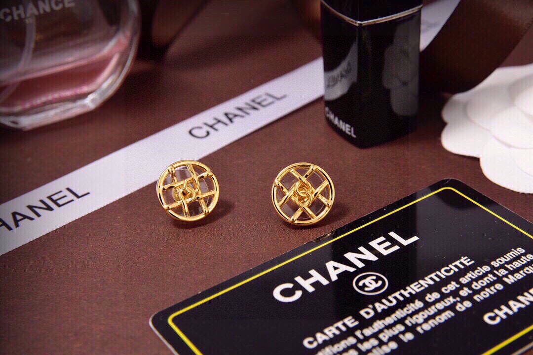 👌Réplica de ZP, CHANEL, pendientes de clavo calados en rejilla, elegantes y de diseño exquisito, favorecen m…