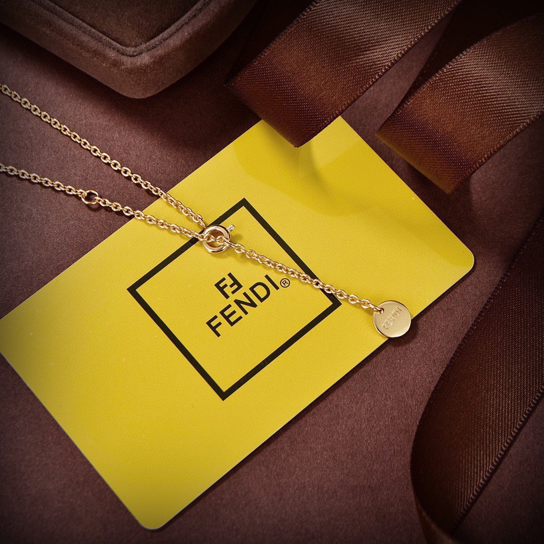 项链❤️FENDI 芬迪  logo项链💎 高端定制  爆款新款 简单大方 华丽登场 ，很难见到如此熟悉