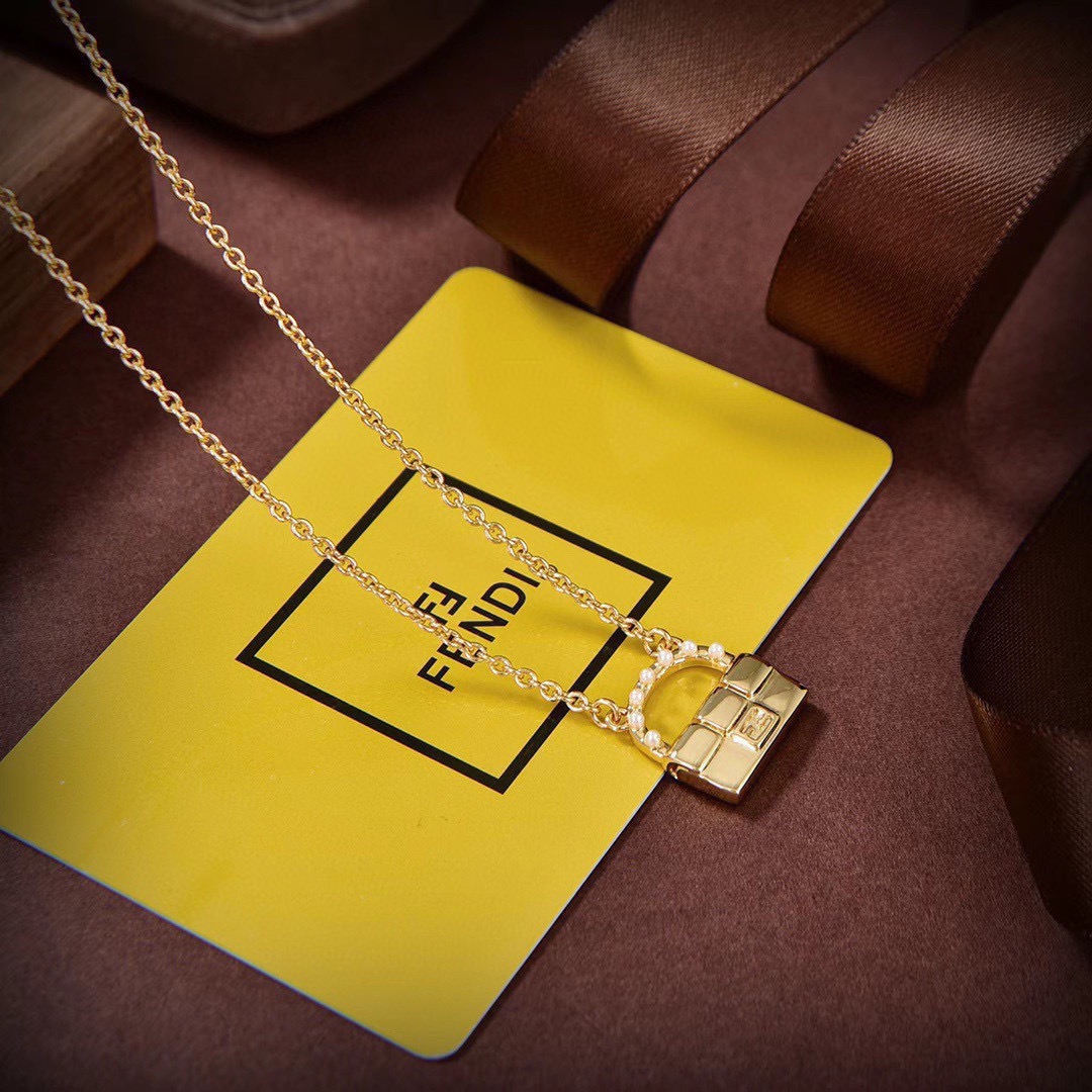 项链❤️FENDI 芬迪  logo项链💎 高端定制  爆款新款 简单大方 华丽登场 ，很难见到如此熟悉
